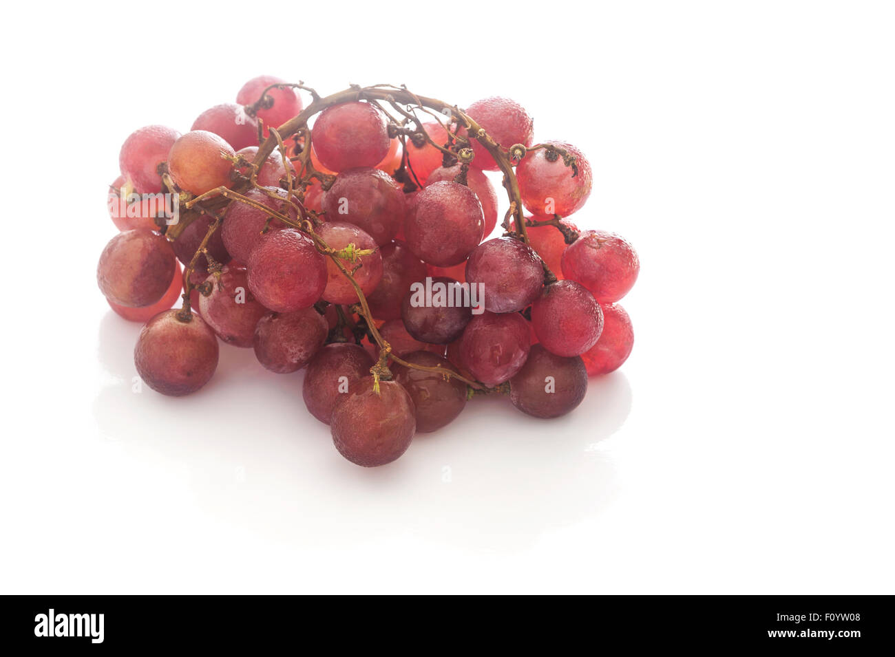 Frische rote Trauben isoliert auf weißem Hintergrund Stockfoto