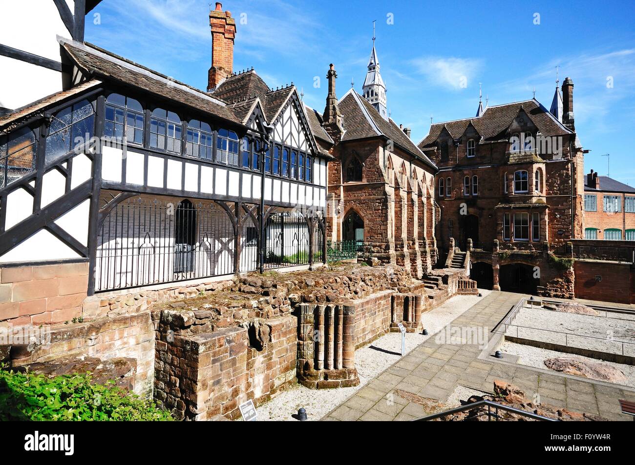 Gebäude und Ruinen in St Mary Priory Gärten einschließlich der alten Kathedrale, Coventry, England, Vereinigtes Königreich, West-Europa. Stockfoto