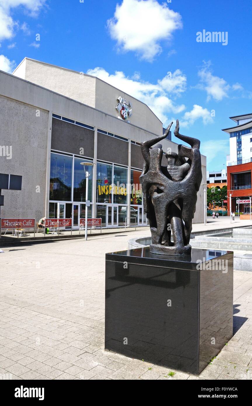 Moderne Skulptur mit der Belgrader Theater nach hinten in Belgrad Square, Coventry, West Midlands, England, UK, Westeuropa. Stockfoto