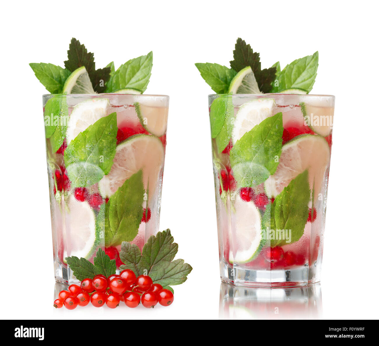 Johannisbeer-Mojito. Erfrischenden alkoholischen Cocktail mit roten Johannisbeeren, Limette, Rum und Minze Stockfoto