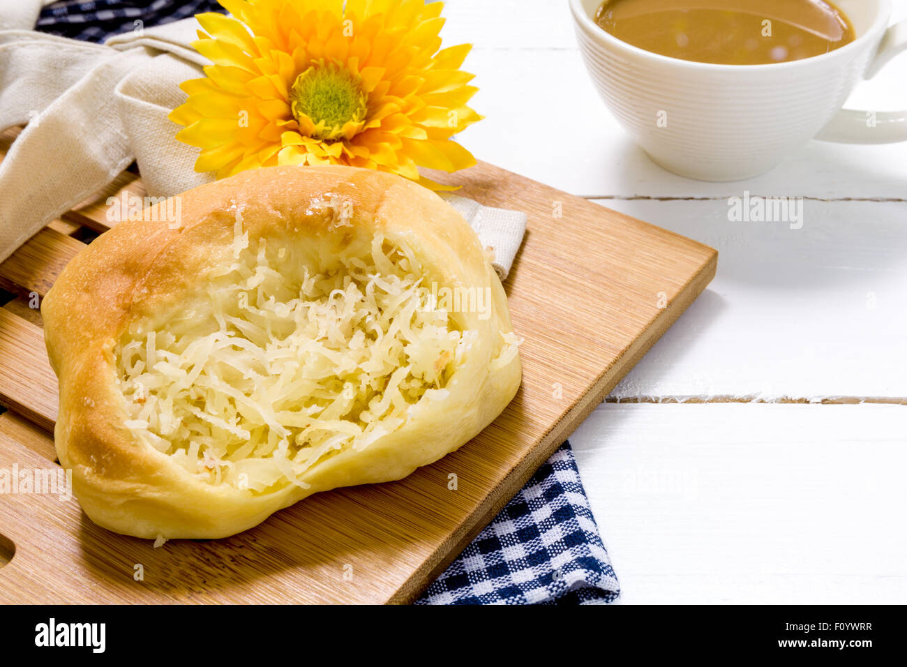 Kokos-Brötchen mit Kaffee für Frühstück Hintergrund. Stockfoto