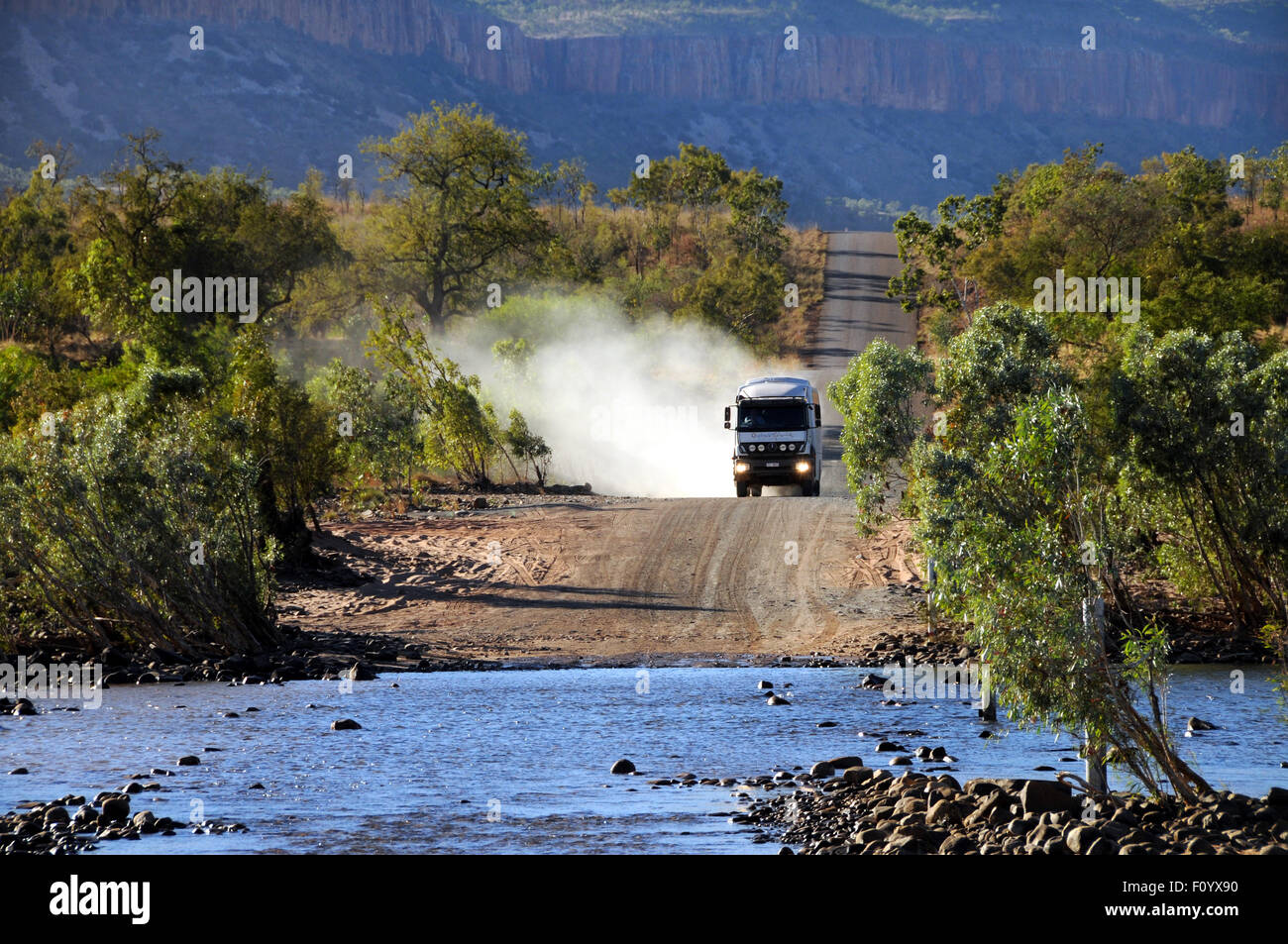 Bus im Kommandobereich/Home Valley Station Road, Kimberley Australien. Stockfoto