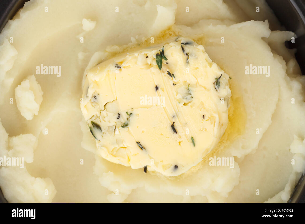 Kartoffel-Püree zusammengesetzte Butter Kräuter Baguette Thymian Rosmarin Koriander Oregano frisch gehackte Hausmannskost Snack lecker Stockfoto