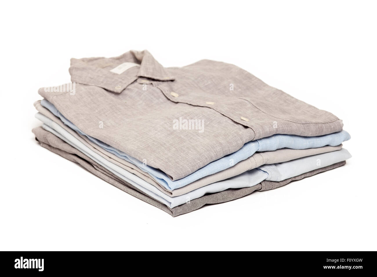 ein Bügeleisen/-Brett Hausarbeit gebügelt gefaltete Hemden sauber Konzept Stillleben Kleidungsstück Bekleidung Stoff innen weißer Hintergrund Stockfoto