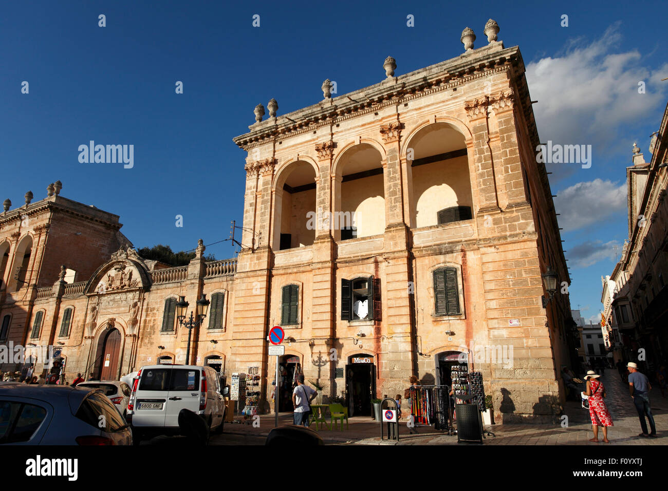 Beeindruckende Loggia von Palau Torresaura in Placa oder Plaza de Born, Menorca. Stockfoto