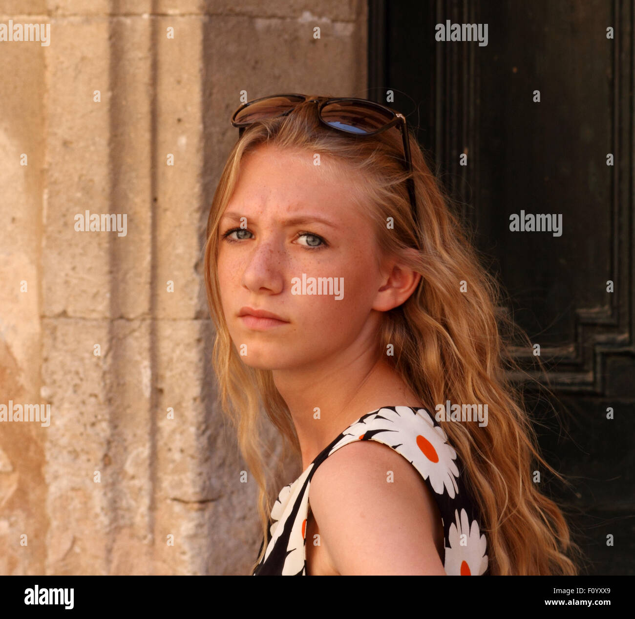 atemberaubende junge blonde Mädchen mit Sonnenbrille auf ihrem Kopf blassen Teint. Stockfoto