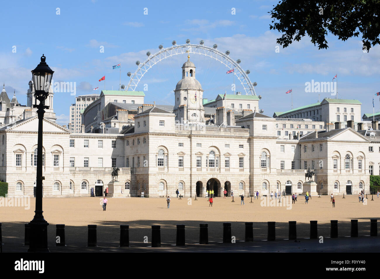 London, UK, 21.08.2015, Sonnenschein auf die Haushalte Kavalleriemuseum auf Horse Guards Parade mit Blick auf St. James Park. Stockfoto