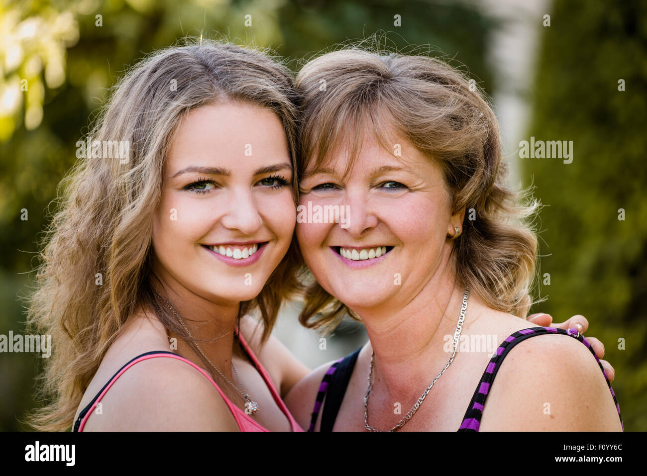 Porträt von Reife Mutter mit ihrer Tochter im Teenageralter im Freien in der Natur Stockfoto