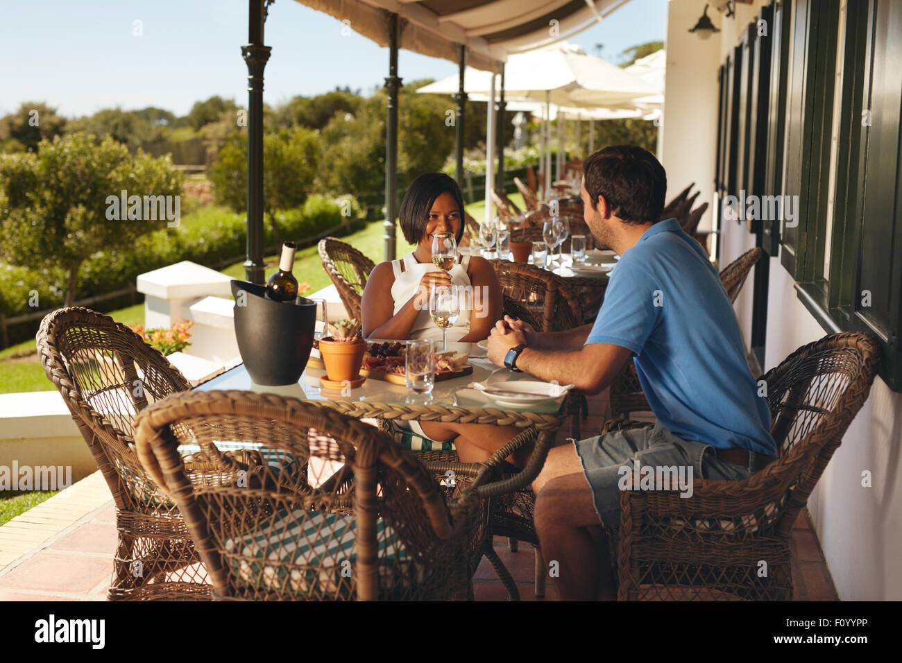 Junges Paar, ein Glas Wein zu genießen. Mann und Frau im Urlaub trinken Wein im Weingut Restaurant. Stockfoto