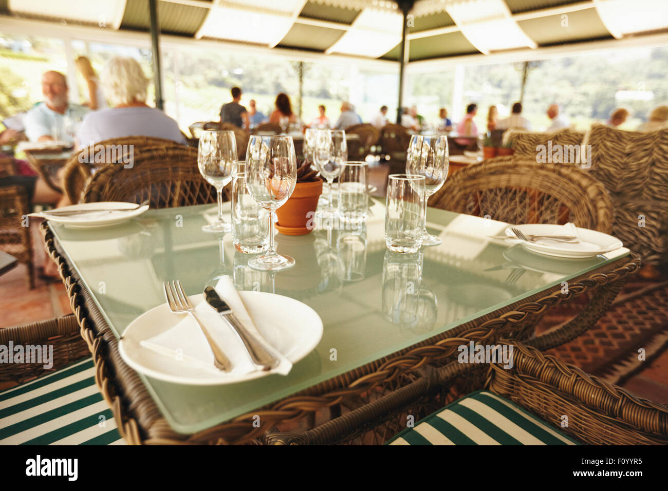 Leere Tabelle im Café mit Menschen im Hintergrund im Weingut Restaurant sitzen. Stockfoto