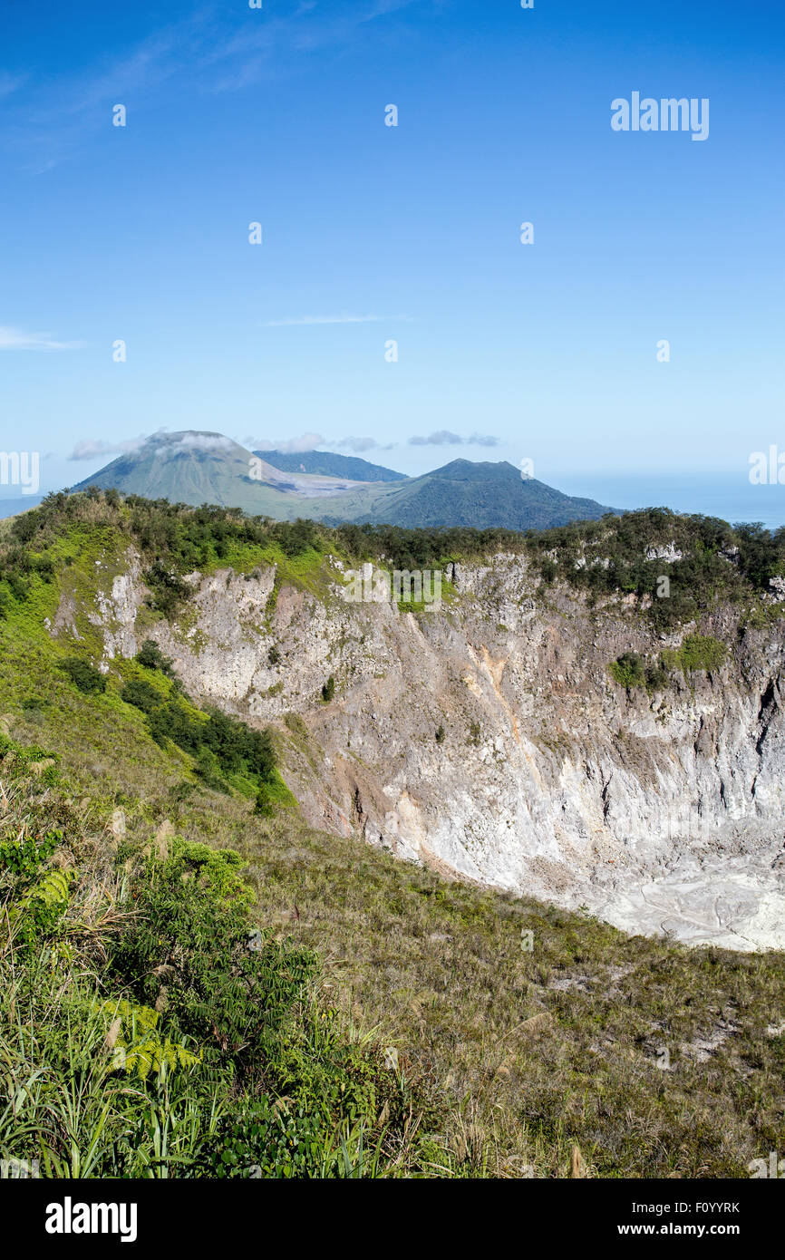 Die Caldera des Vulkans Mahawu auf der Insel Sulawesi in Indonesien hat einen kleinen Krater See. Dieser Teil des westlichen Pazifik ha Stockfoto