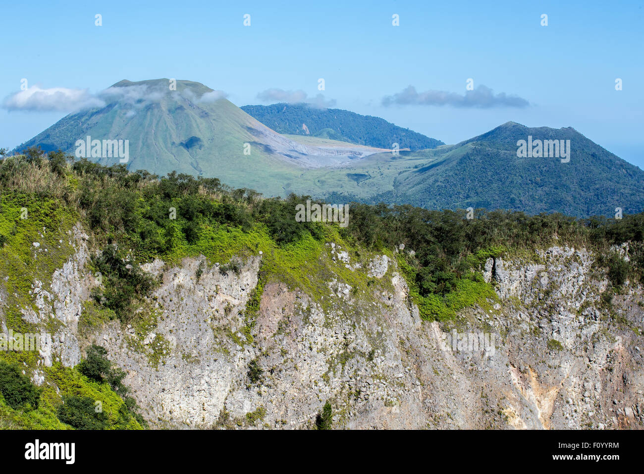 Die Caldera des Vulkans Mahawu auf der Insel Sulawesi in Indonesien hat einen kleinen Krater See. Dieser Teil des westlichen Pazifik ha Stockfoto