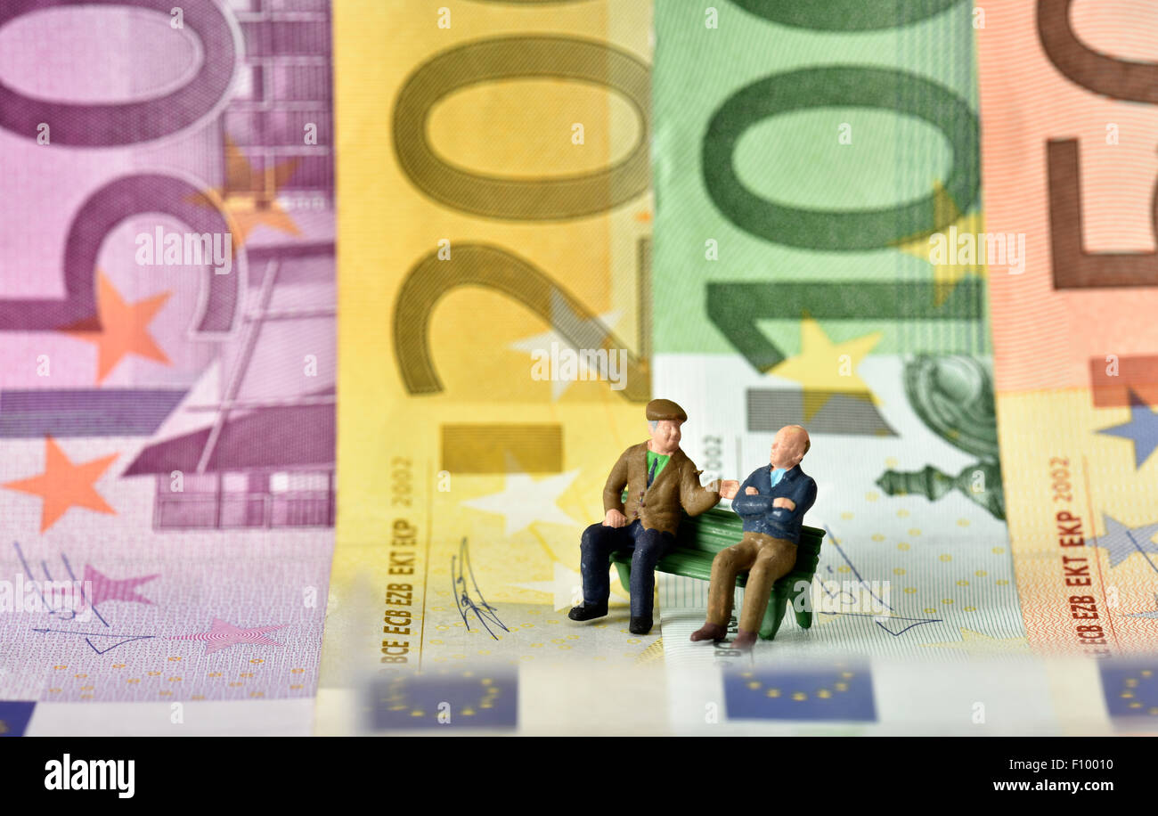 Rentner auf einer Bank, Euro-Banknoten hinter symbolisches Bild Pension, private und staatliche Rente Stockfoto
