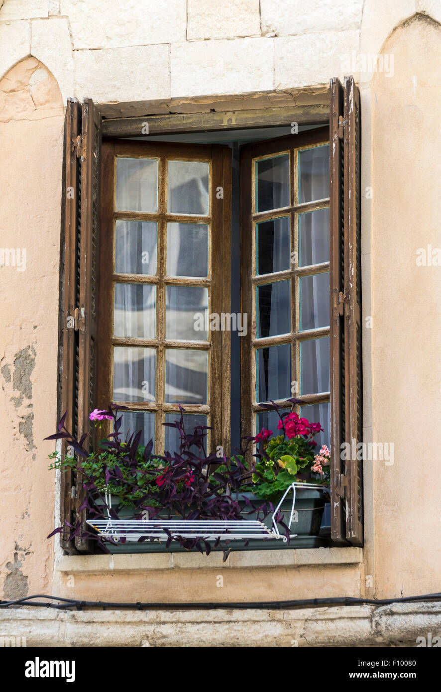 Holzfenster mit Blumen, Bonifacio, Korsika, Frankreich Stockfoto