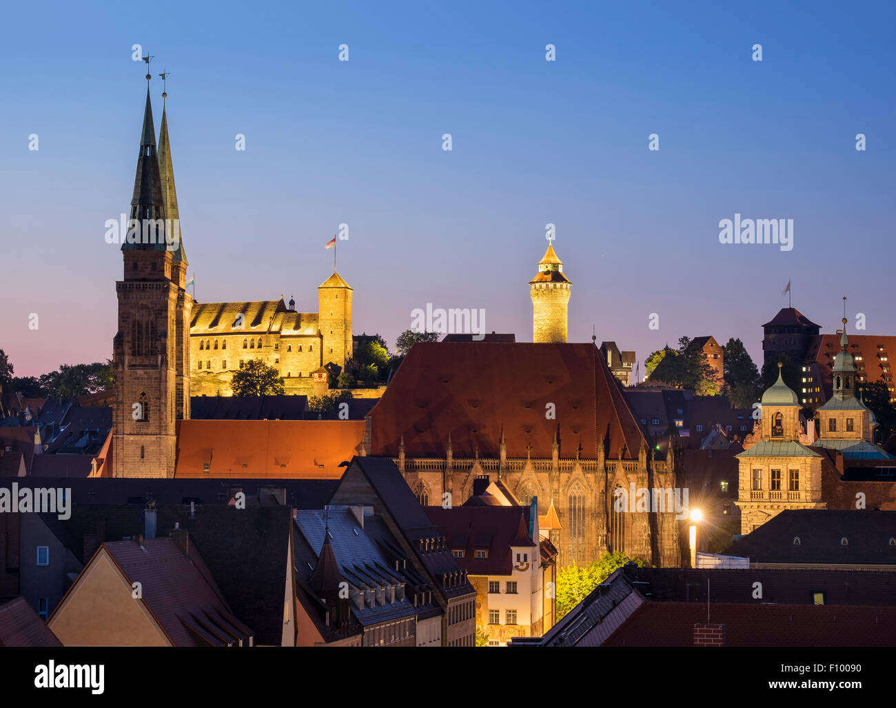 St. Sebaldus-Kirche und Kaiserburg mit Sinwellturm Turm, Sebalder Altstadt, Nürnberg, Mittelfranken, Franken Stockfoto