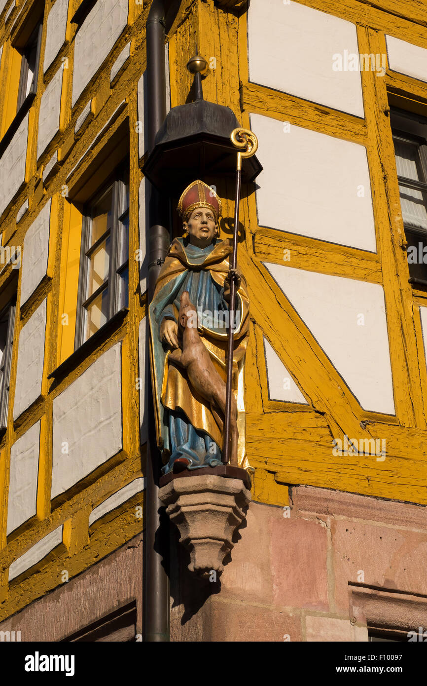 Abbildung Saint Giles auf ein altes Fachwerkhaus in der Weißgerbergasse, Sebalder Altstadt, Nürnberg, Mittelfranken Stockfoto
