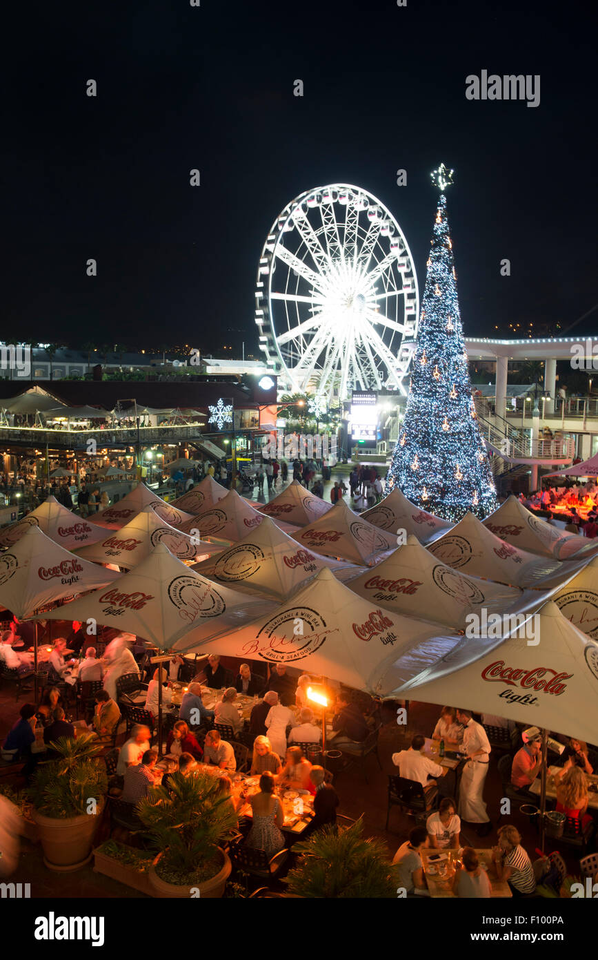 Gäste Speisen in einem Restaurant, Wheel of Excellence mit Weihnachtsbaum, V & A Waterfront, Cape Town, Western Cape, South Africa Stockfoto