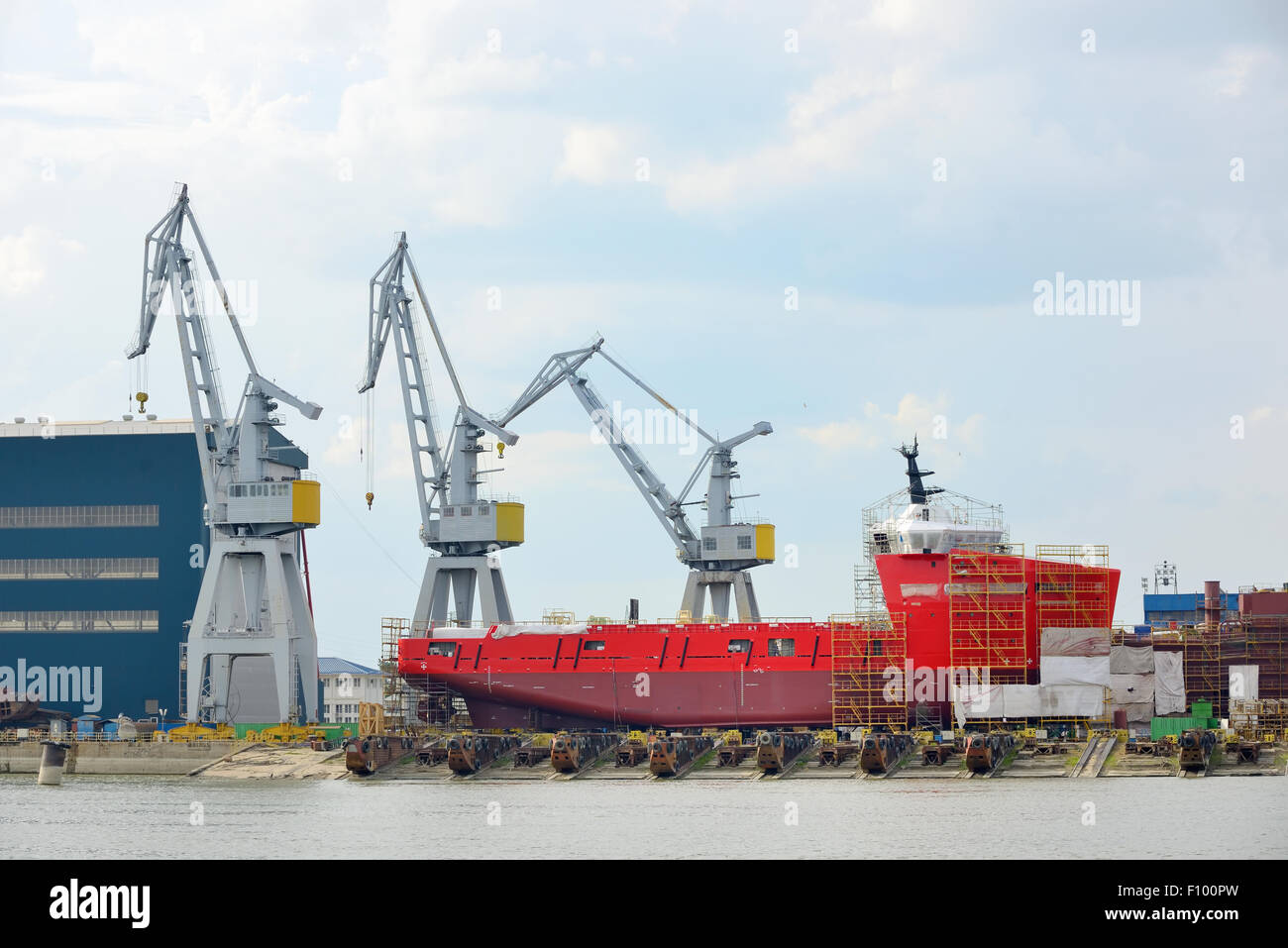 Schiff gebaut und Kräne Stockfoto