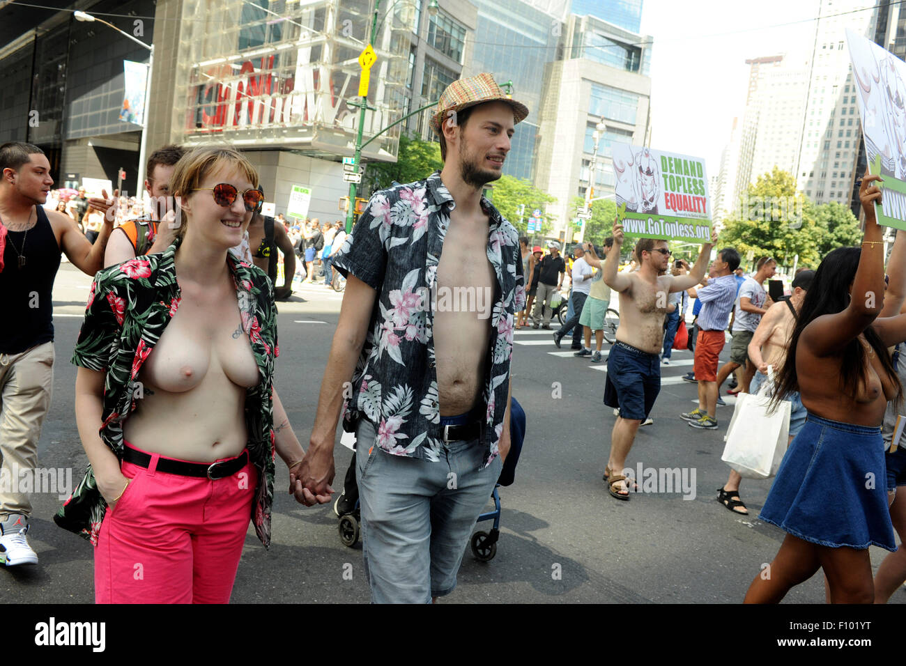 New York City. 23. August 2015. Frauen nackt ihre nackte Brust, da man die  GoTopless-Pride-Parade in Manhattan 23. August 2015 in New York City  teilnimmt. Die GoTopless Gruppe kämpft für Frauen das