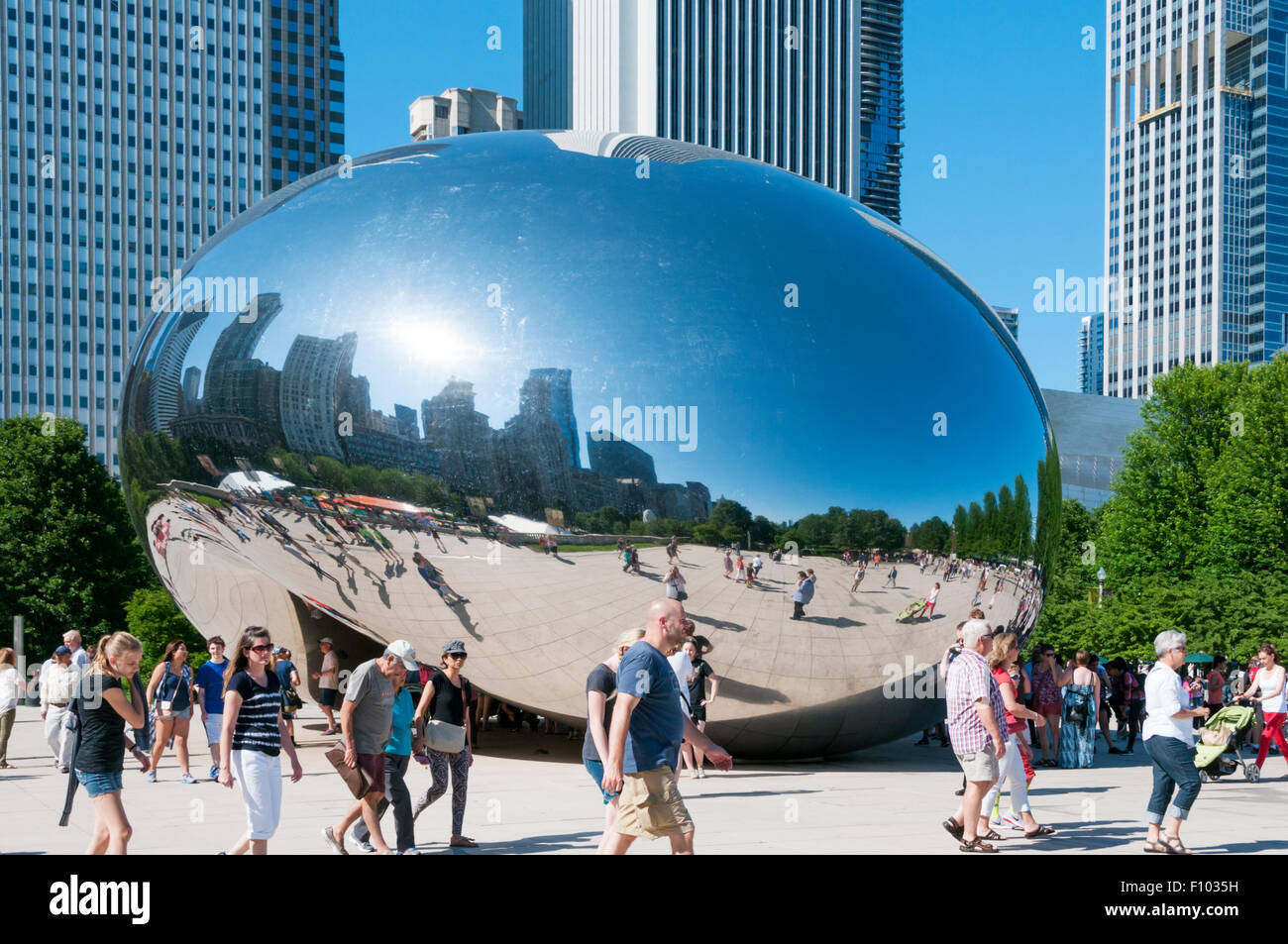 Cloud Gate, oder die Bohne von Anish Kapoor im Millennium Park, Chicago. Stockfoto