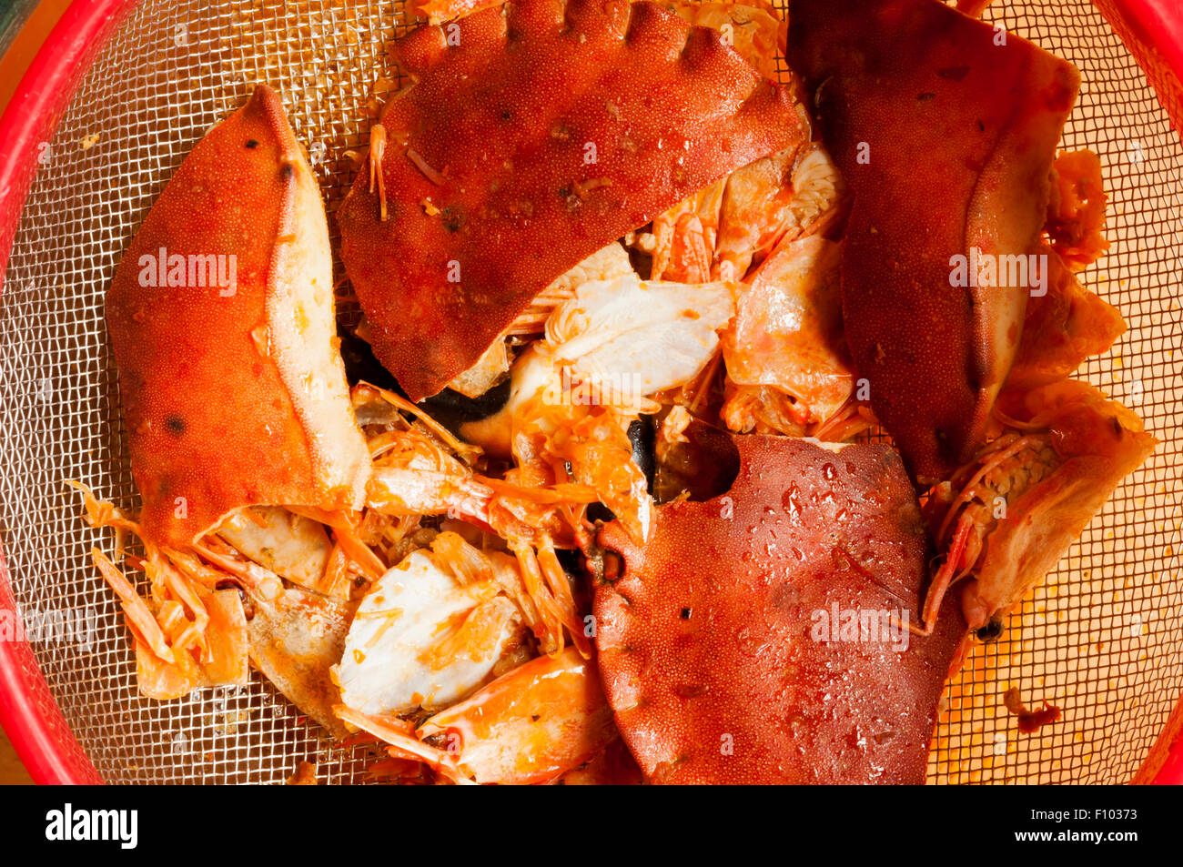 Machen einen Fisch Lager von kochendem gebrochen Krabben und Garnelen, Muscheln und Anstrengung durch ein Sieb passieren. Stockfoto