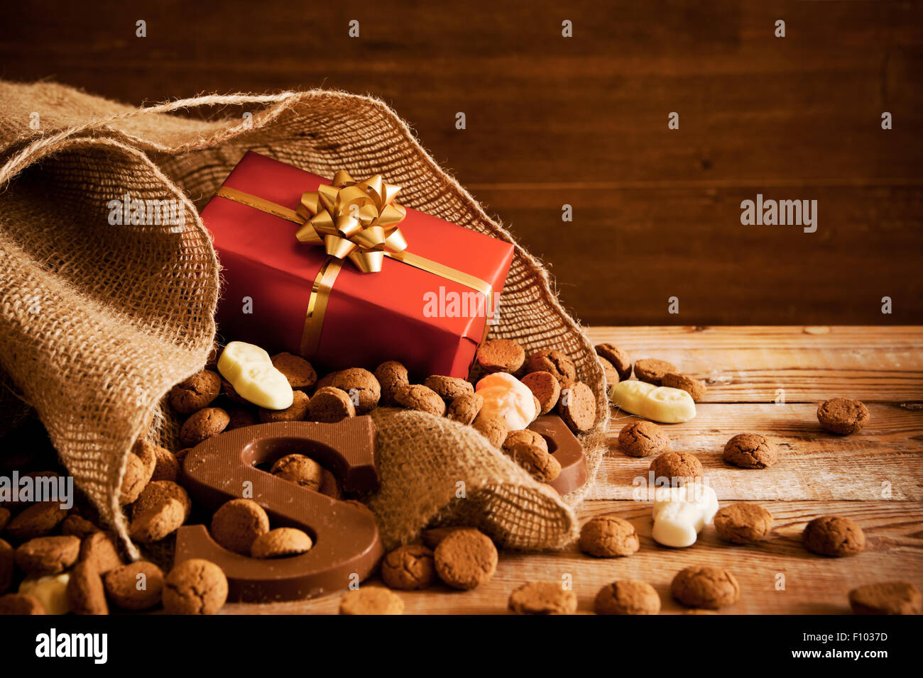 "De Zak van Sinterklaas" (St.-Nikolaus Beutel) mit "Pepernoten", einen Brief von Schokolade und Süßigkeiten gefüllt. Bestandteil der traditi Stockfoto