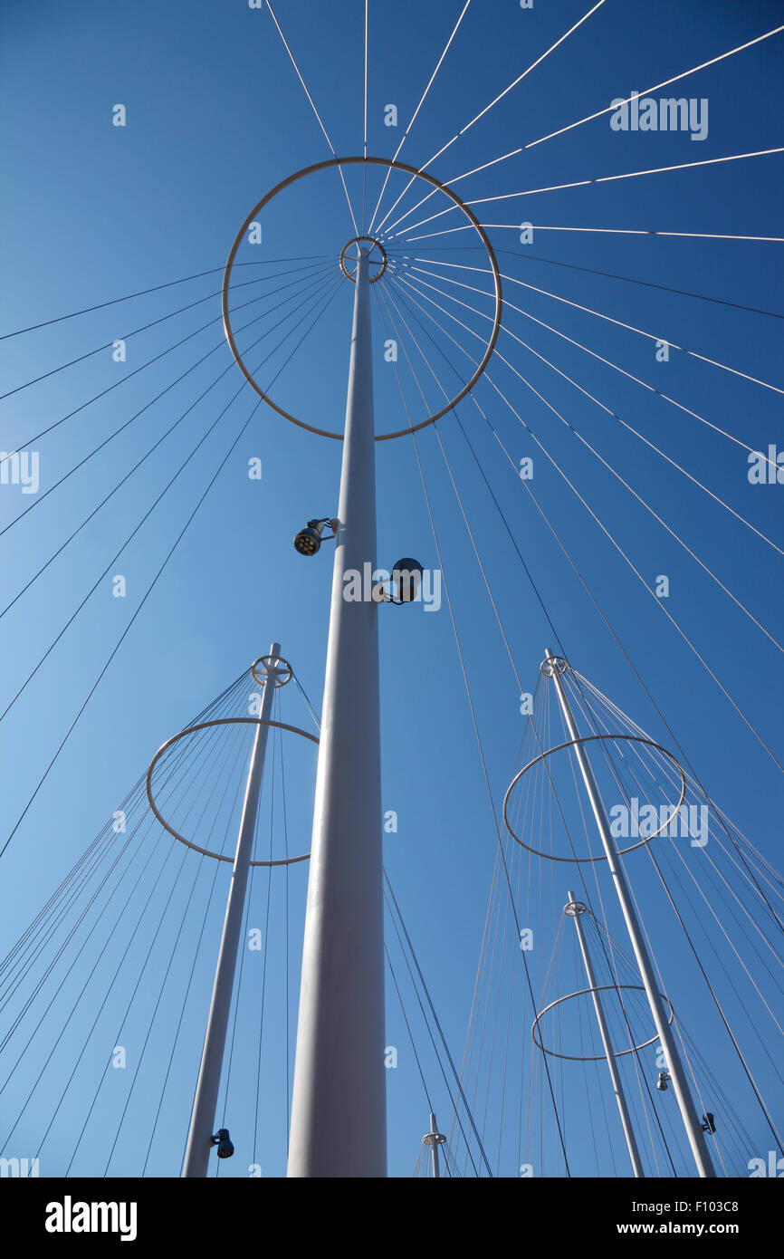 Die hohen Masten oder Masten mit Verlängerung Kabel aus Stahl des Kreises Brücke, Cirkelbroen, entworfen von Olafur Eliasson, Christianshavn Kanal, Kopenhagen. Stockfoto