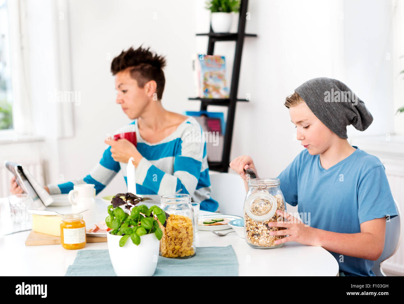 Mutter und Sohn zusammen mit Frühstück am Morgen Stockfoto