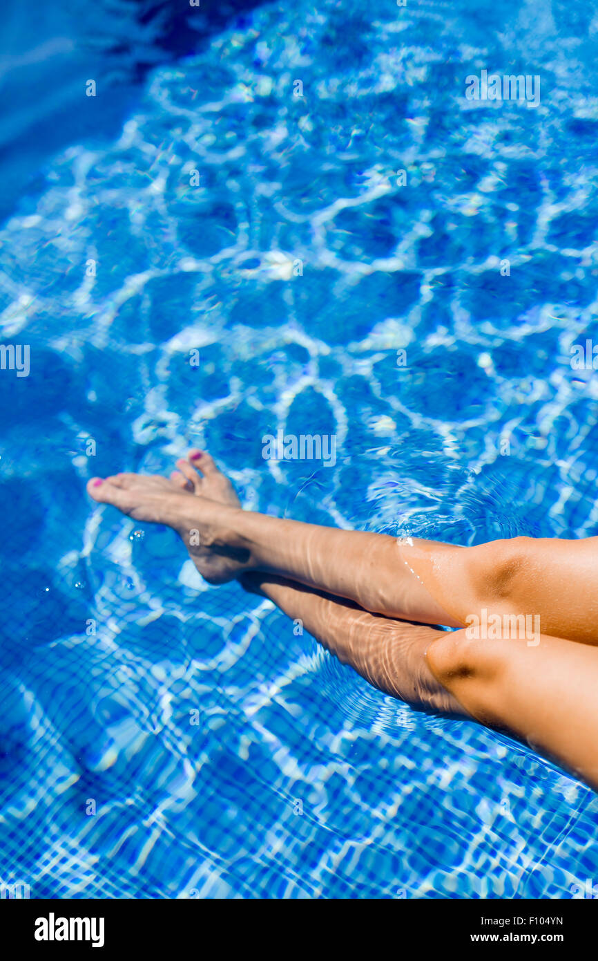 Nahaufnahme der schöne weibliche Beine im Wasser eines Pools Stockfoto