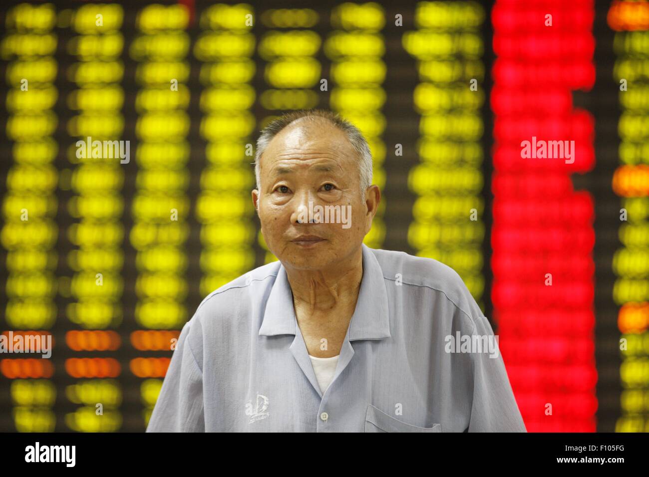 Huaibei, Provinz Anhui, China. 24. August 2015. Ein Investor Uhren des eklektischen Monitors an einer Börse in Huaibei, Provinz Anhui, China am 24. August 2015.Chinese Aktien fielen Montag, Gewinne für das Jahr zu löschen. Der Shanghai Composite SHCOMP,-8.49 % stillgelegt 8,5 % am 3,209.91, bringt seine Verluste seit seinem Höchststand Mitte Juni auf knapp 38 %. Zu diesem Zeitpunkt hatte der Index Wert während der letzten zwölf Monate verdoppelt. Chinas Small-Cap-Aktien haben auch zerschlagen: die Shenzhen Benchmark 399106,-7.70 % 7 geschlossen. Bildnachweis: CPRESS PHOTO LIMITED/Alamy Live-Nachrichten Stockfoto