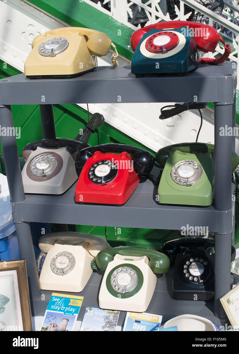 Eine Sammlung von alten DFÜ-analoge Telefone bei Tynemouth Station Markt, North Tyneside, England, UK Stockfoto