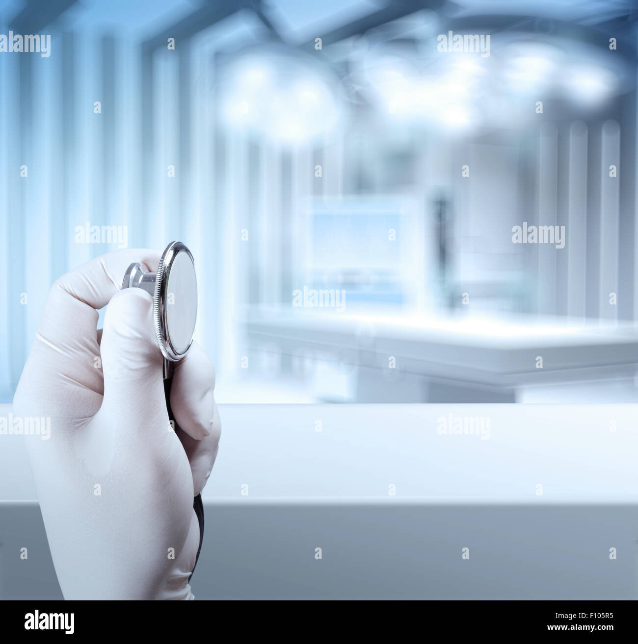 ein Stethoskop in den Händen und leere Tabelle und unscharfen Hintergrund für medizinische Produkt-Präsentation Stockfoto