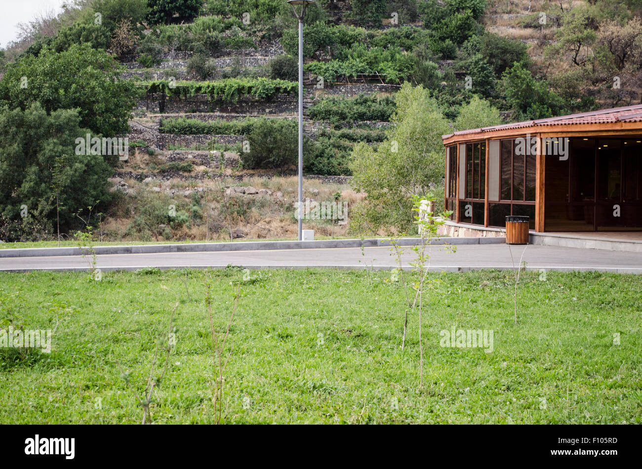 Obstgärten und Weinbergen auf einem Hügel über Pavillon im Park. Stockfoto