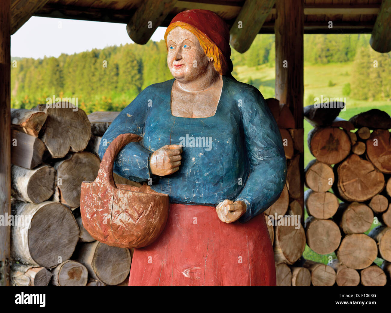 Deutschland, Schwarzwald: Holzskulptur der legendären Hexe "Schweinewiibli" Stockfoto