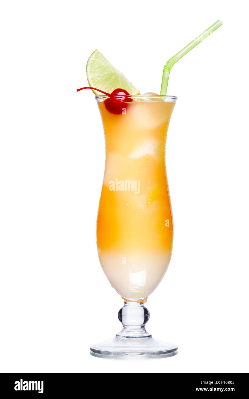 Ananas alkoholischen Cocktail im Hurricane Glas garniert mit Maraschino und Kalk slice Stockfoto