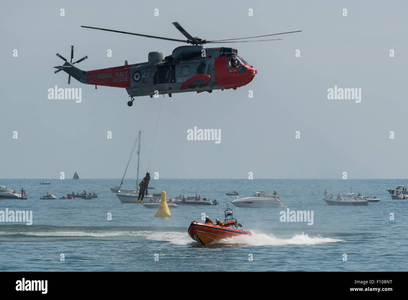 Royal Navy Sea King Rettung Demonstration mit der RNLI auf der Dawlish Air Show 2015 in seinem letzten Jahr der aktiven Dienst. Stockfoto