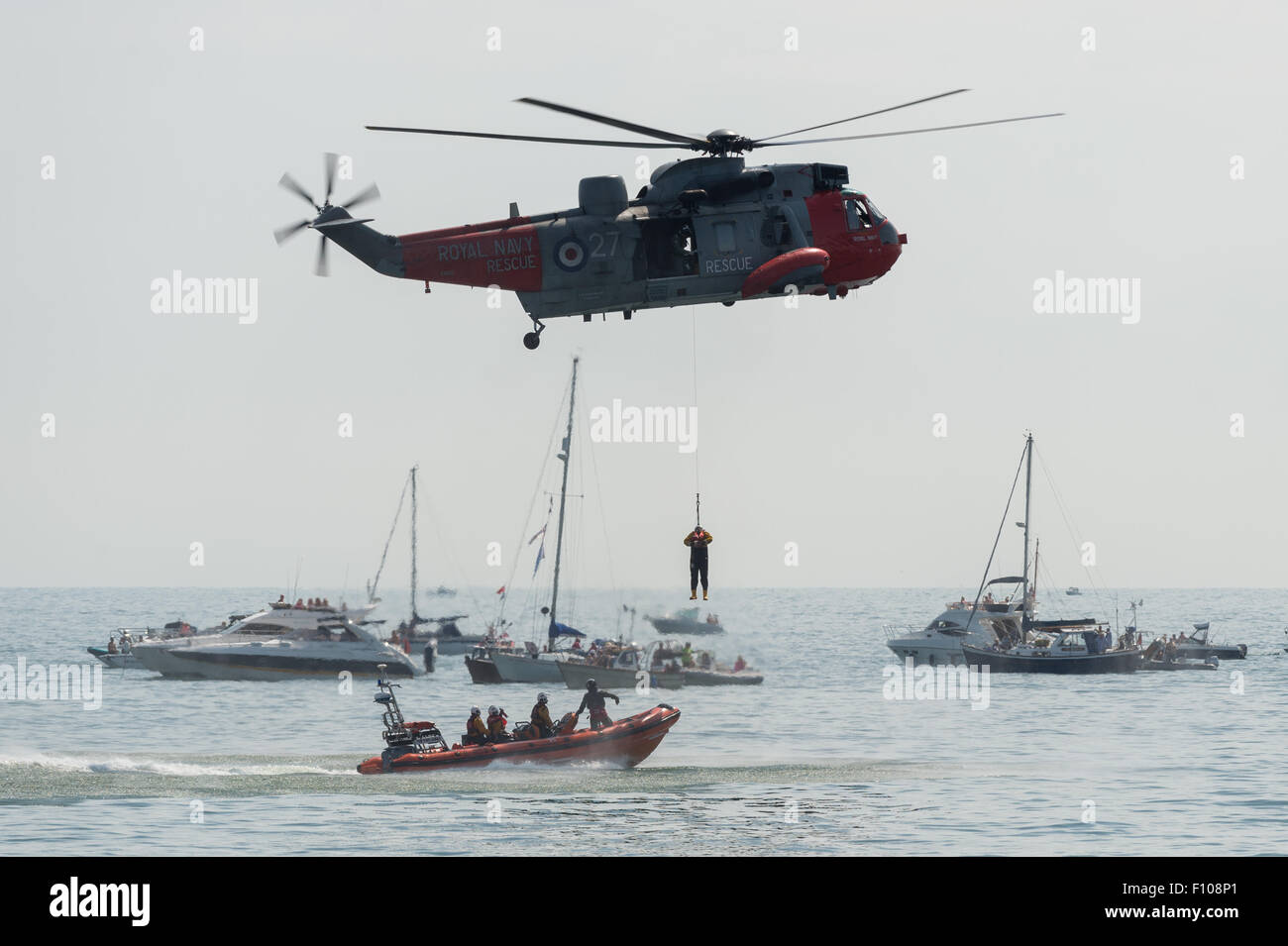Royal Navy Sea King Rettung Demonstration mit der RNLI auf der Dawlish Air Show 2015 in seinem letzten Jahr der aktiven Dienst. Stockfoto