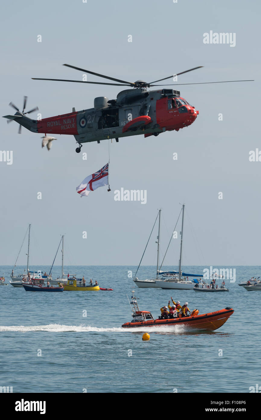 Royal Navy Sea King Rettung Demonstration mit der RNLI auf der Dawlish Air Show 2015 in seinem letzten Jahr der aktiven Dienst. Stockfoto