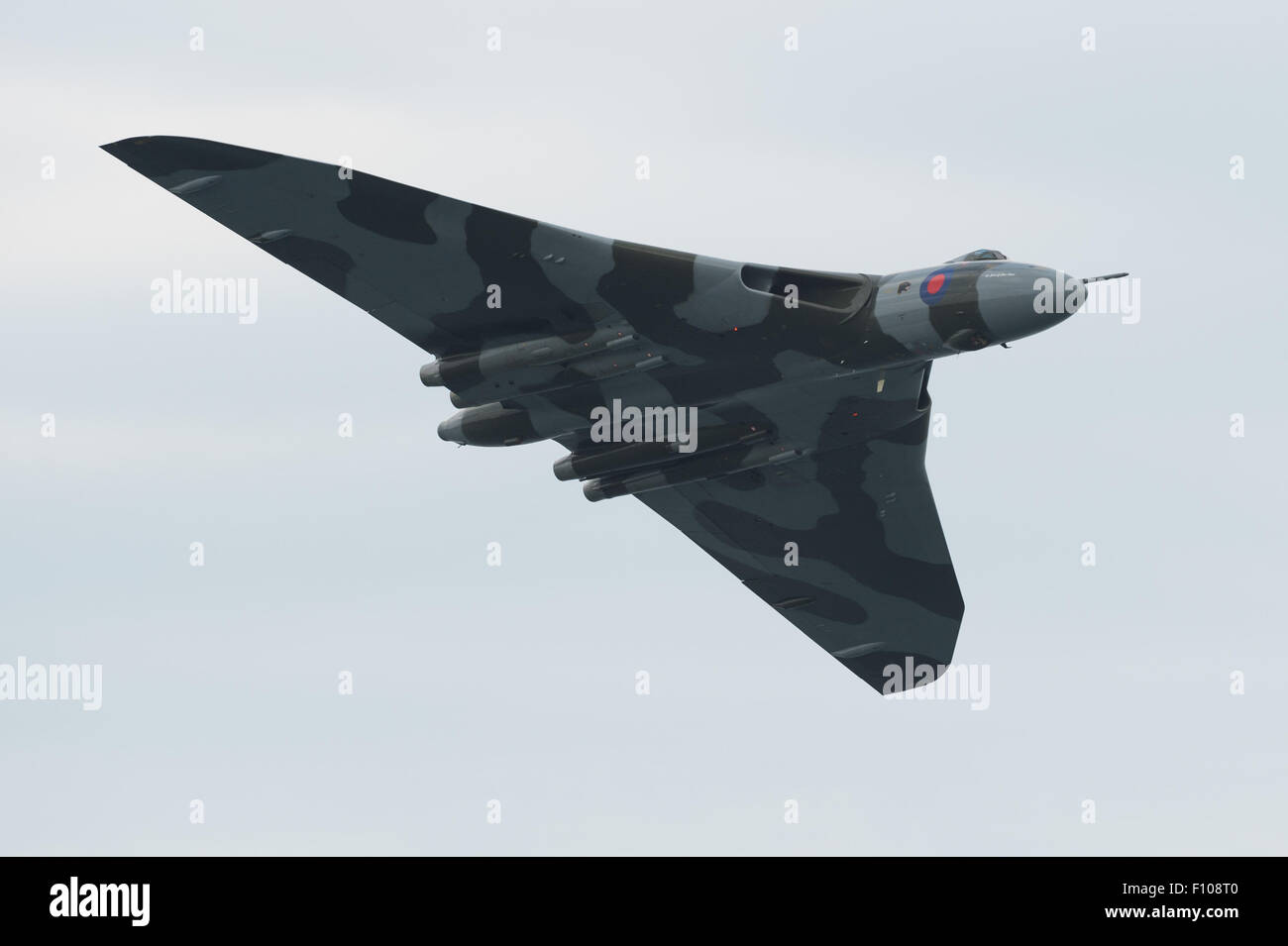 Der letzte flugfähige Avro Vulcan V-Force Bomber XH558 fliegt zum letzten Mal auf der Dawlish Air Show 2015. Stockfoto