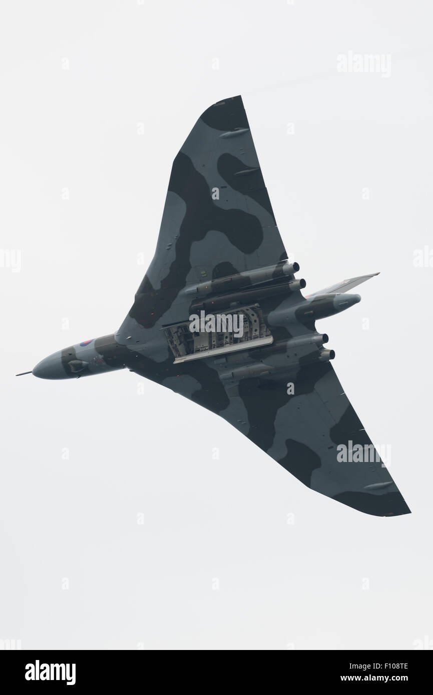 Der letzte flugfähige Avro Vulcan V-Force Bomber XH558 fliegt zum letzten Mal auf der Dawlish Air Show 2015. Stockfoto