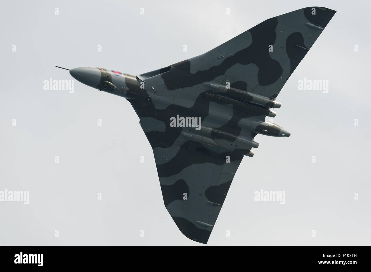 Der letzte flugfähige Avro Vulcan V-Force Bomber XH558 fliegt zum letzten Mal auf der Dawlish Air Show 2015. Stockfoto