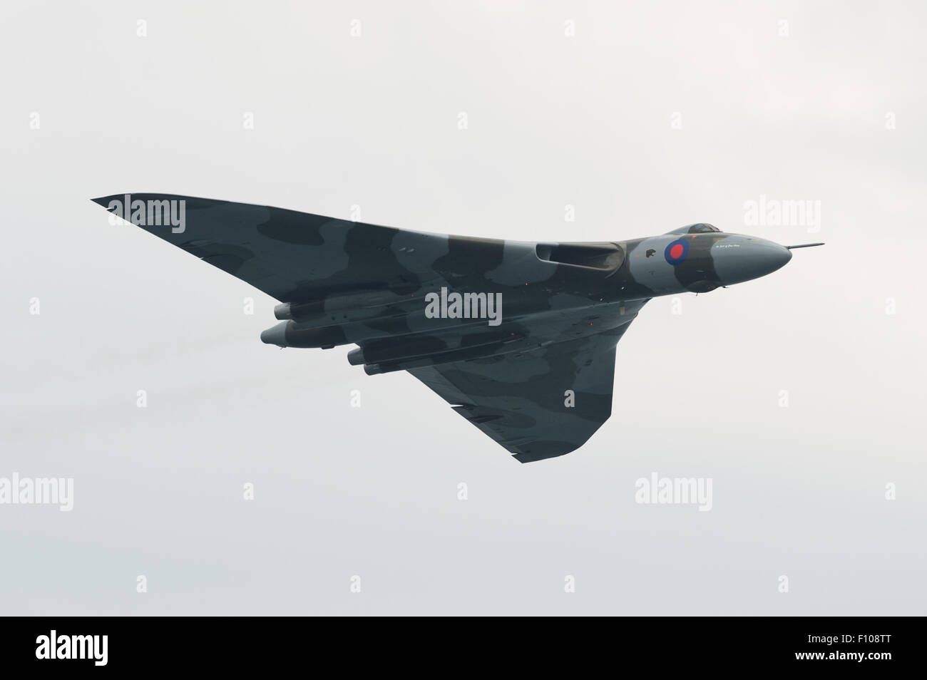 Der letzte flugfähige Avro Vulcan V-Force Bomber XH558 fliegt zum letzten Mal auf der Dawlish Air Show 2015. Stockfoto