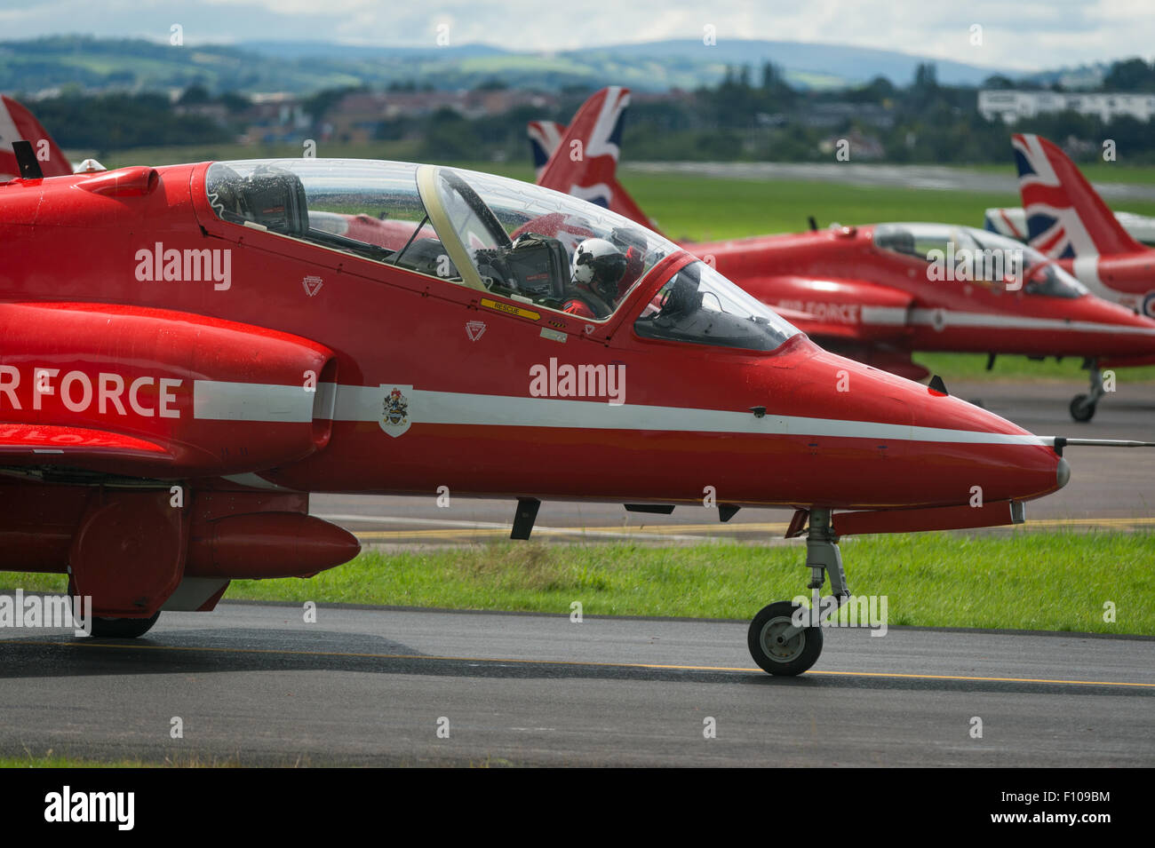 Die Royal Air Force Red Arrows bereiten Exeter Flughafen abfahren. Stockfoto