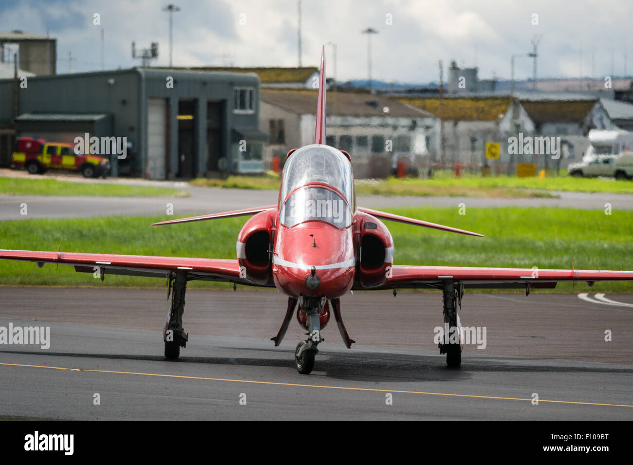Die Royal Air Force Red Arrows bereiten Exeter Flughafen abfahren. Stockfoto