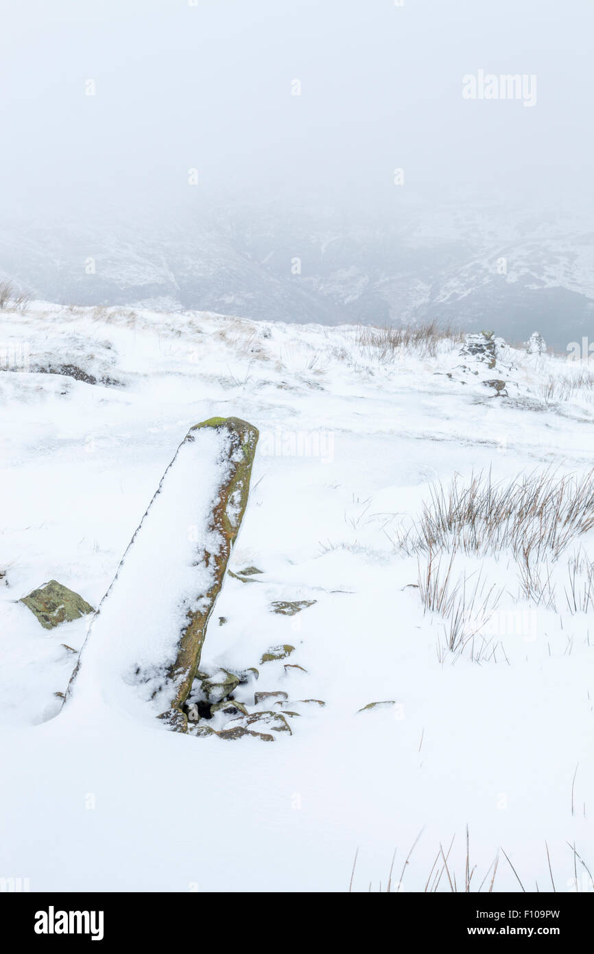 De Winter Szene. Schnee auf moorland Hügel, Grindslow Knoll, Kinder Scout, Derbyshire Peak District National Park, England, Großbritannien Stockfoto