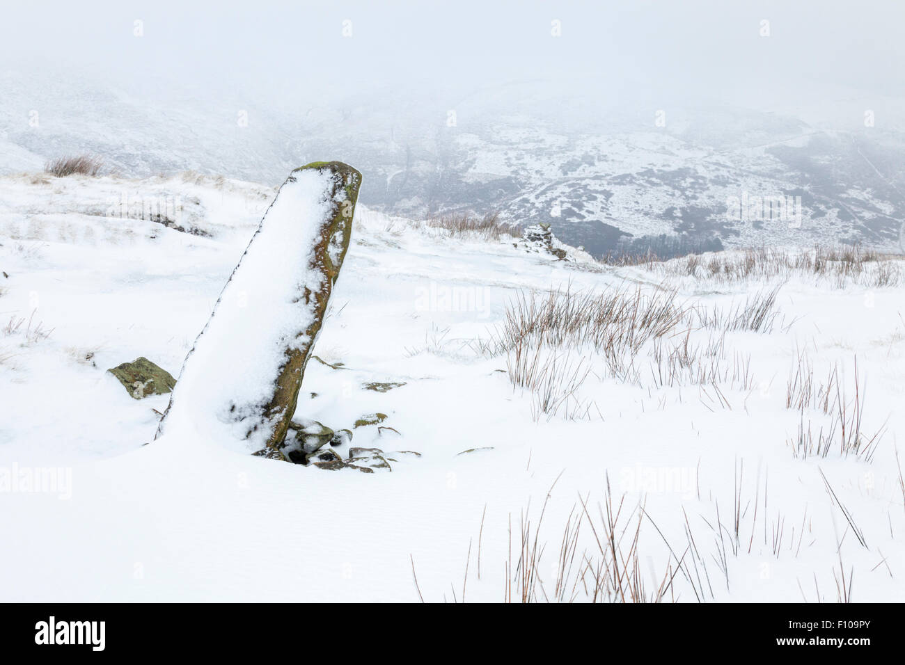 Peak District Winter schnee Szene, Grindslow Knoll, Kinder Scout, Derbyshire Peak District National Park, England, Großbritannien Stockfoto