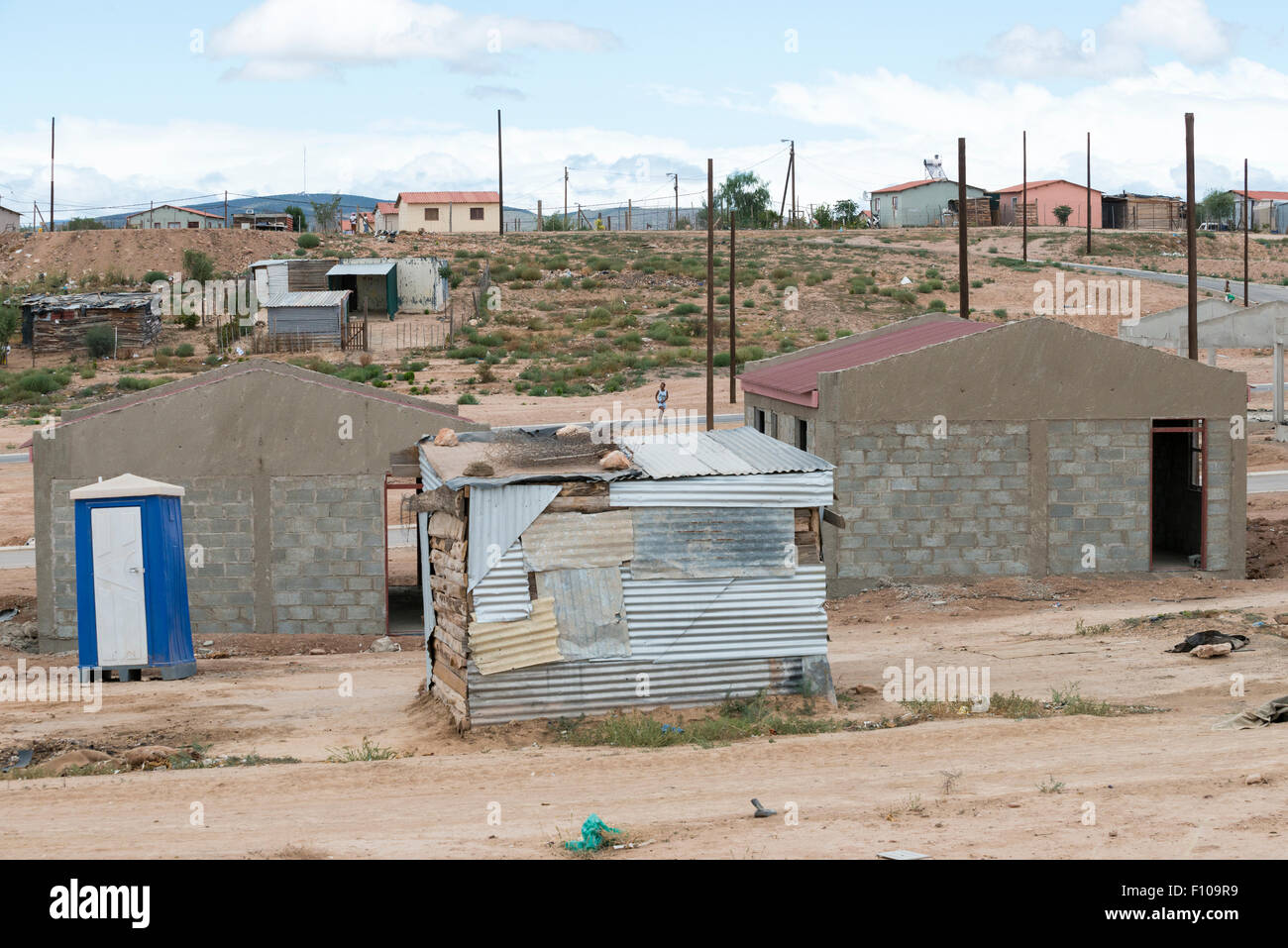 Regierung unterstützt Bau von Häusern und einem Schuppen in einem Township, Oudtshorn, Western Cape, Südafrika Stockfoto