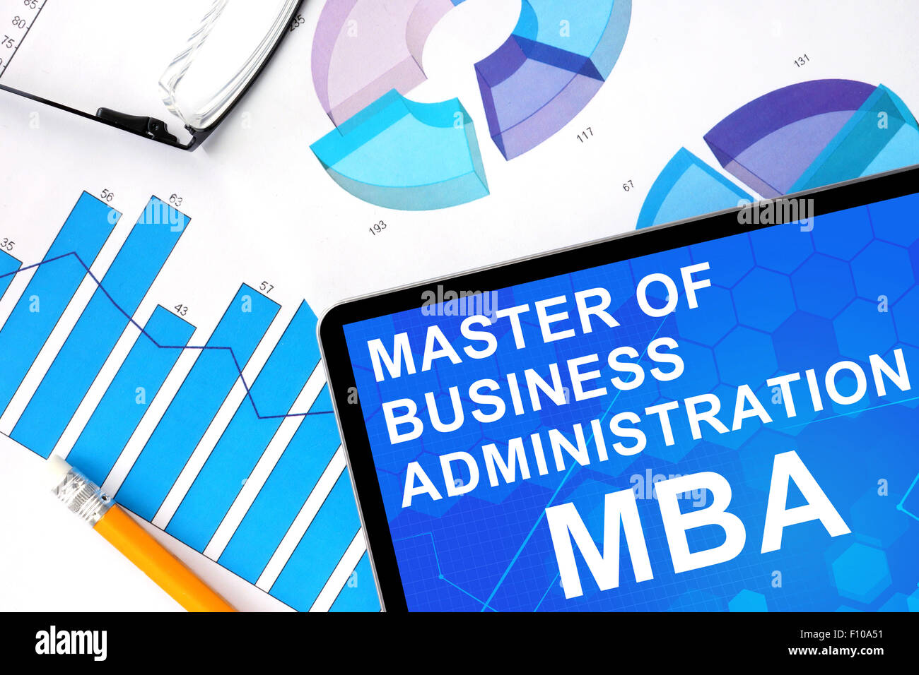 Tablet mit Wort MBA - Master of Business Administration und Grafiken. Konzept-Foto. Stockfoto
