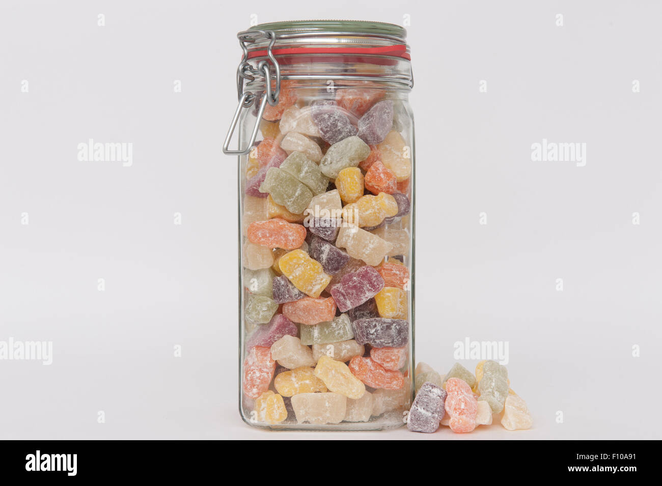 Traditionelle Süßigkeiten in Kilner Glas auf weißem Hintergrund Stockfoto