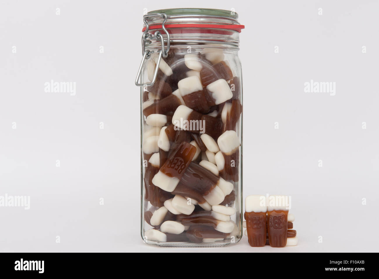 Traditionelle Süßigkeiten in Kilner Glas auf weißem Hintergrund Stockfoto